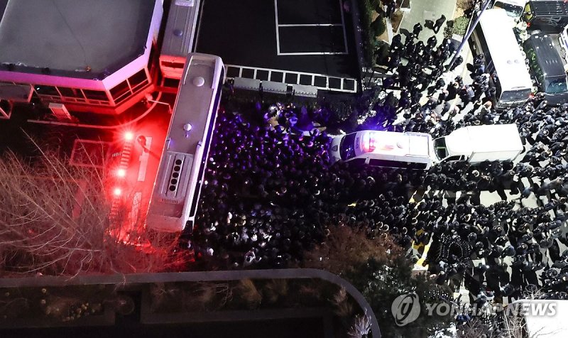 윤 대통령 2차 체포영장 집행, 관저 진입 시도 (출처=연합뉴스)