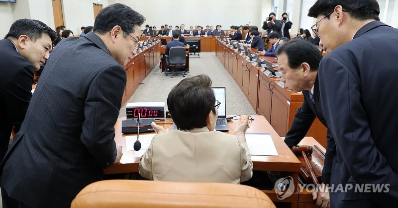머리 맞댄 재경위원장과 여야 간사 (출처=연합뉴스)