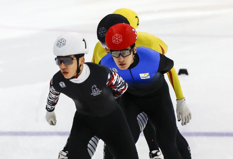 2024년 서울 목동실내빙상장에서 열린 2024-2025시즌 쇼트트랙 국가대표 2차 선발대회 남자 1500m 준결승 경기, 박지원(흰색, 서울시청)과 황대헌(빨강, 강원특별자치도청)이 역주하고 있다.뉴시스