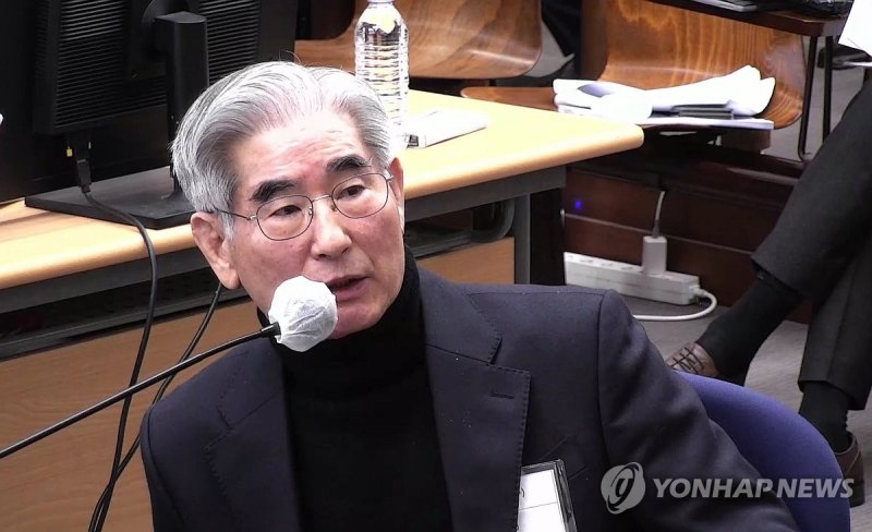 尹 내란재판 나온 김용현 "상징적 계엄"…법정서 또 尹옹호 (출처=연합뉴스)