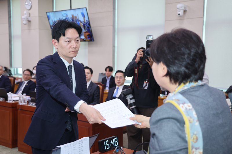 쌍방울 대북송금 사건을 담당했던 박상용 검사가 3일 서울 여의도 국회에서 열린 윤석열정권정치검찰조작기소의혹사건진상규명국정조사특별위원회 전체회의에서 증인 선서 거부에 대한 사유서를 제출한 후 서영교 위원장과 언쟁을 벌이고 있다. 2026.4.3 ⓒ 뉴스1 신웅수 기자