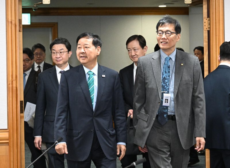 [서울=뉴시스] 구윤철 부총리 겸 재정경제부 장관, 이창용 한국은행 총재, 이찬진 금융감독원장, 이억원 금융위원장이 지난 2일 서울 중구 은행연합회에서 열린 시장상황점검회의에 참석하고 있다. (사진=재정경제부 제공) 2026.04.02. photo@newsis.com *재판매 및 DB 금지