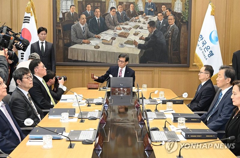 의사봉 두드리는 이창용 한국은행 총재 (출처=연합뉴스)