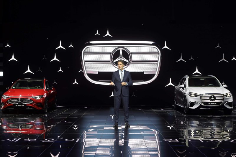 메르세데스-벤츠 그룹 AG 올라 칼레니우스 CEO가 14일 인천 파라다이스시티에서 진행된 '메르세데스-벤츠 미래 전략 간담회'에서 브랜드의 차세대 전동화 모델들을 소개하고 있다. (차량 좌측부터) 디 올-뉴 일렉트릭 CLA, 디 올-뉴 일렉트릭 GLC. (메르세데스-벤츠 코리아 제공. 재판매 및 DB 금지) 2025.11.14 ⓒ 뉴스1