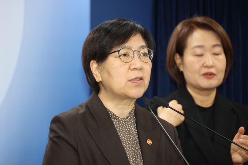 의료제품 수급대응 관계부처 합동 브리핑이 7일 서울 종로구 정부서울청사에서 열려 정은경 보건복지부 장관이 브리핑을 하고 있다. 사진=서동일 기자