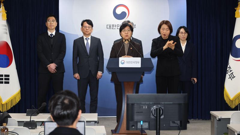 의료제품 수급대응 관계부처 합동 브리핑이 7일 서울 종로구 정부서울청사에서 열려 정은경 보건복지부 장관이 브리핑을 하고 있다. 사진=서동일 기자