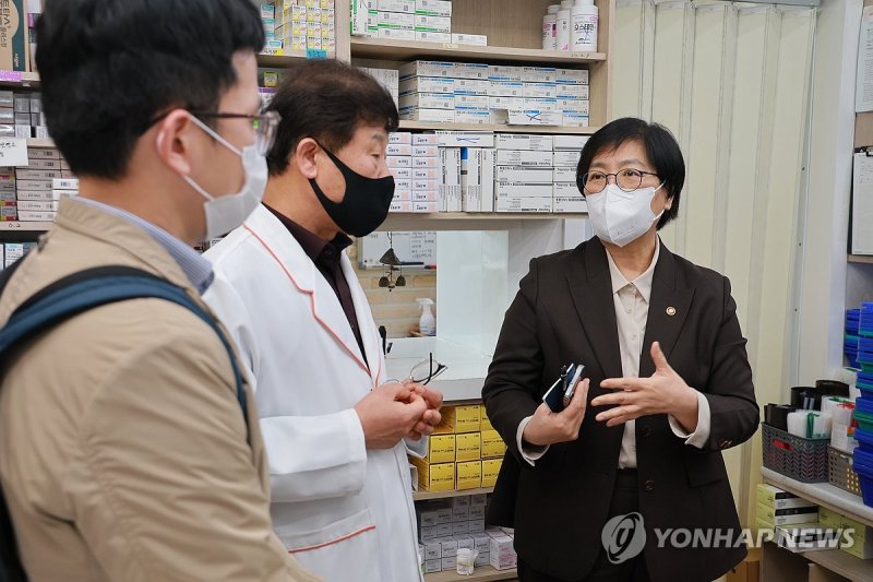 정은경 장관, 치료재료 등 수급상황 점검 (출처=연합뉴스)