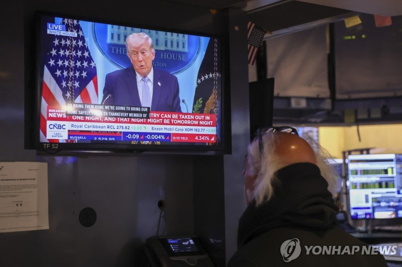 트럼프 기자회견을 지켜보는 뉴욕증권거래소의 트레이더 (출처=연합뉴스)