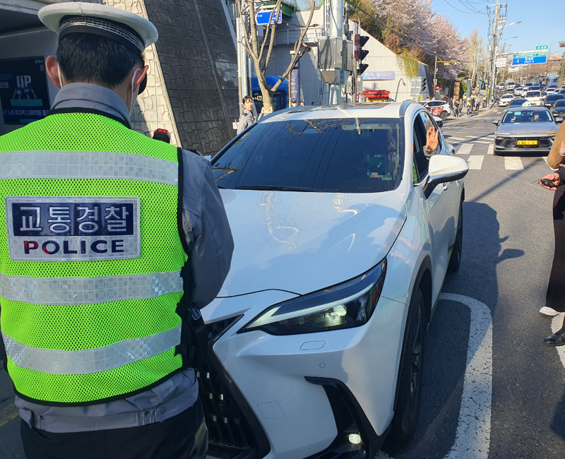 7일 오전 서울 서대문구 연세대 앞 교차로에서 교통경찰이 꼬리물기 차량을 갓길에 정차시킨 뒤 단속하고 있다. 사진=최승한 기자