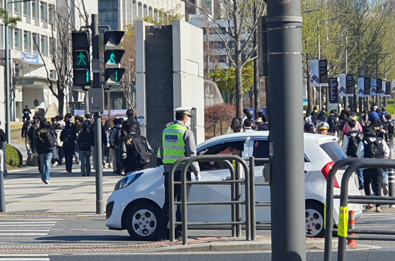 7일 오전 서울 서대문구 연세대 정문 앞 교차로에서 꼬리물기를 하다 횡단보도 위에 멈춘 차량으로 보행자 통행이 지연되고 있다. 사진=최승한 기자