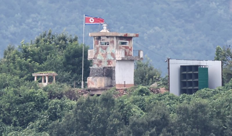 사진은 경기 파주시 접경지역에서 바라 본 북한 초소와 대남 확성기. 2025.8.20 ⓒ 뉴스1 김도우 기자