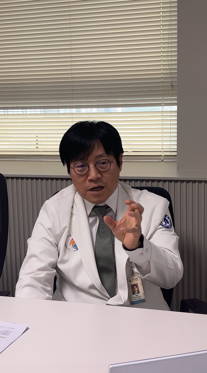 최광성 교수가 진행한 ‘여성형 탈모증 환자의 삶의 질 및 심리사회적 영향에 대한 연구’는 여성형 탈모 환자에게서 나타나는 삶의 질 저하를 중심으로 한다. 최 교수는 해당 연구가 단순히 탈모를 치료하는 것에서 넘어서서 탈모 치료의 '질'을 높이는 데에 도움이 되길 바란다고 전했다. [탈모 전문가 100인을 만나다]