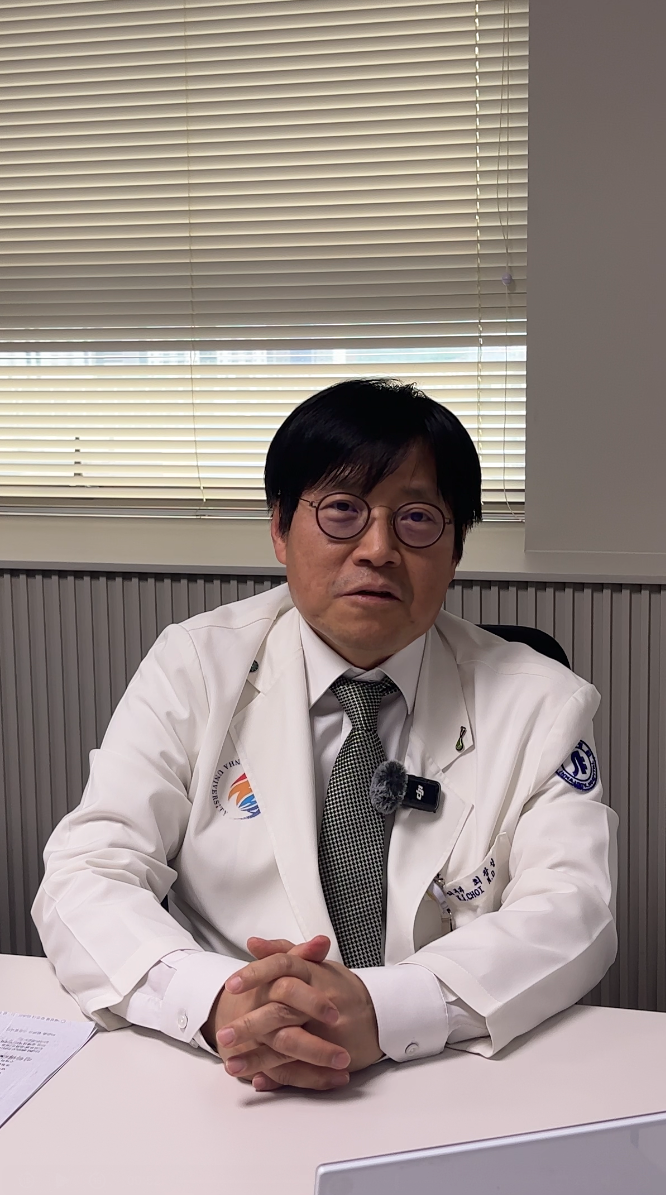 여성형 탈모는 복합적인 원인으로 발생하는 경우가 많아 남성호르몬을 억제하는 치료제 등 통상적으로 탈모에 적용하는 치료로 효과를 보기 어렵다. 여성형 탈모 환자들이 더욱 소외감을 느끼게 하는 이유다. [탈모 전문가 100인을 만나다]