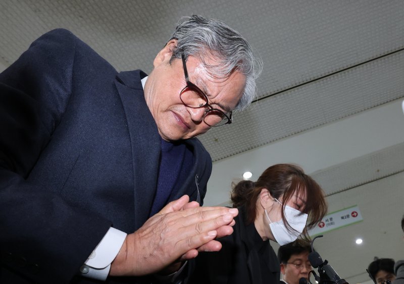 화재로 74명의 사상자가 발생한 안전공업 손주환 대표가 지난달 26일 대전시청에 마련된 희생자 합동분향소에서 사과하고 있다. 2026.3.26 ⓒ 뉴스1 김기태 기자