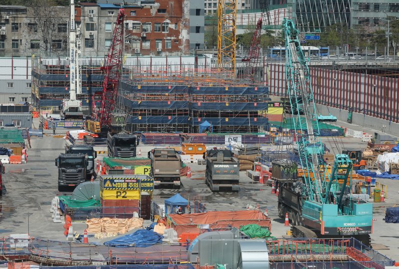 7일 오후 서울 시내의 한 공사현장이 보이고 있다. 중동 전쟁 장기화 여파로 나프타 기반 원자재 수급에 차질이 발생하면서 주요 자재 공급이 흔들려 국내 건설현장의 공정 전반이 멈출 수 있다는 우려가 커지고 있다. 뉴시스