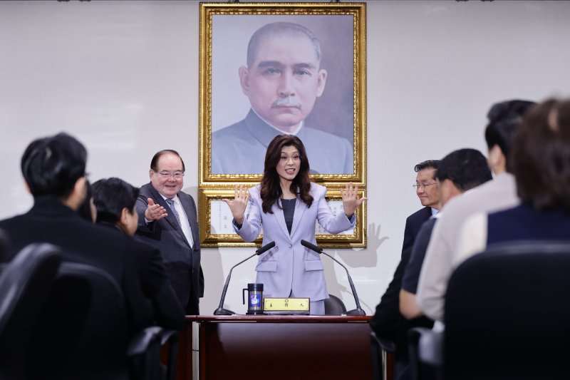 중국 국민당의 정리원 주석(가운데)이 7일 대만 타이베이의 국민당 청사에서 방중 일정을 시작하기 전에 쑨원의 초상화 앞에서 기자회견을 하고 있다.EPA연합뉴스