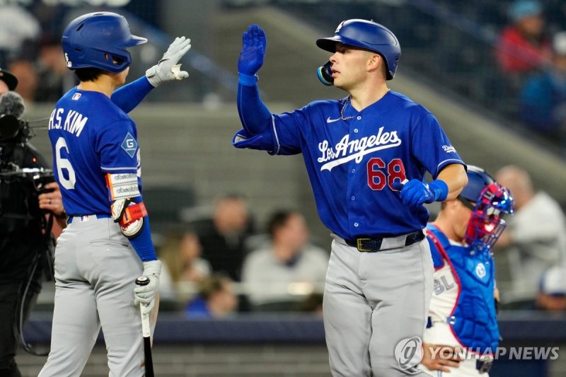 홈런을 치고 돌아온 러싱과 하이 파이브 하는 김혜성(왼쪽) (출처=연합뉴스)