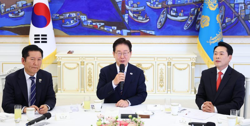 이재명 대통령이 7일 청와대에서 열린 여야정 민생경제협의체 회담 및 오찬에서 발언하고 있다. 뉴시스