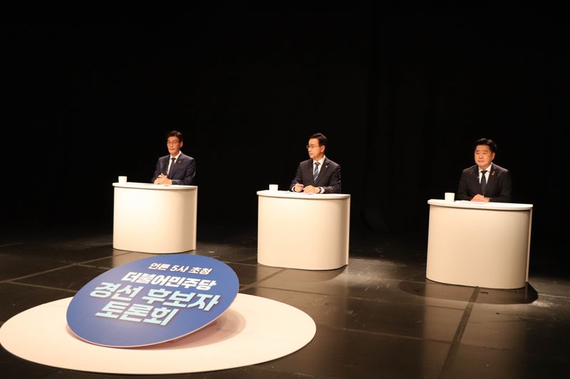 6일 열린 제주 언론 5사 초청 더불어민주당 제주도지사 경선 후보자 토론회에서 후보들이 토론에 임하고 있다. 이날 토론에서는 괴문자 사건과 선관위 판단을 둘러싼 공방이 이어졌다. /사진=오영훈 캠프 제공