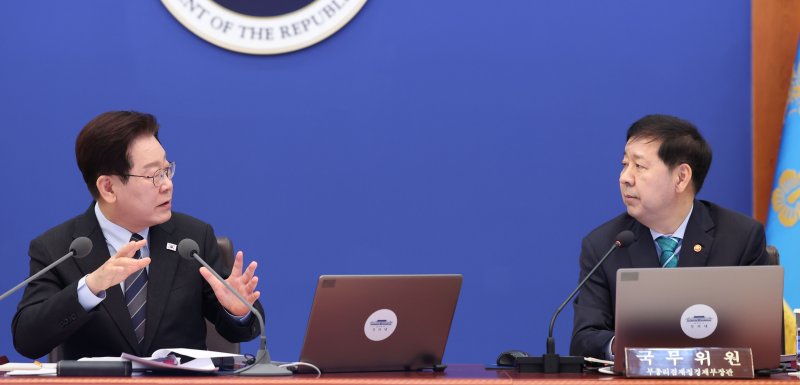 [서울=뉴시스] 고범준 기자 = 이재명 대통령이 6일 청와대에서 열린 국무회의 겸 비상경제점검회의에서 구윤철 경제부총리 겸 재정경제부 장관에게 질문하고 있다. 2026.04.06. bjko@newsis.com