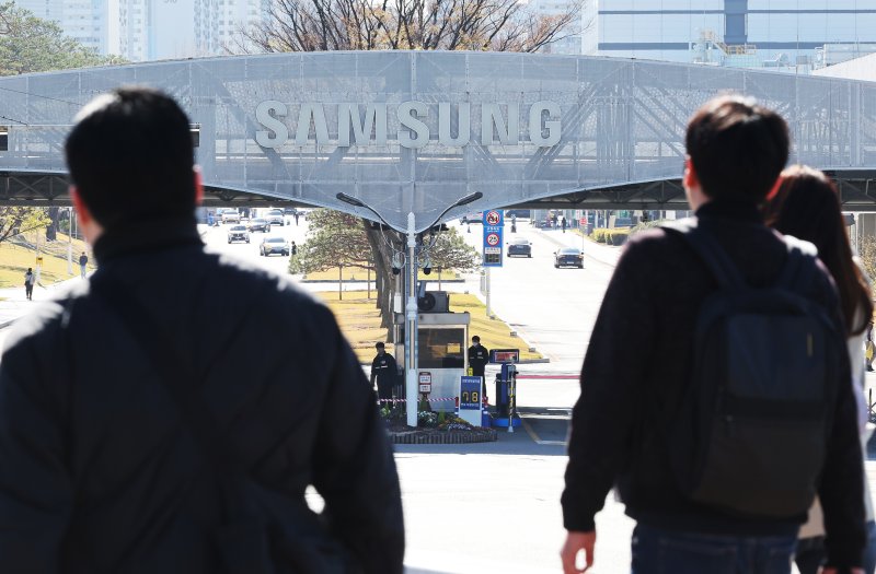 삼성전자가 역대 최대 분기 실적을 발표한 지난 7일 경기도 수원시 삼성전자 본사 모습. 연합뉴스