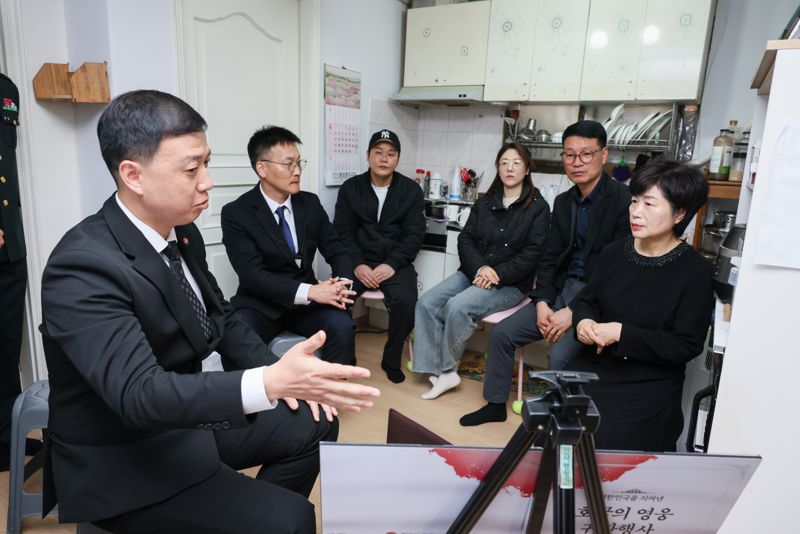 7일 오전 고 전승남 이등중사 호국의 영웅 귀환 행사에서 김성환 국방부 유해발굴감식단장 직무대리(육군중령, 맨 왼쪽)가 고 전승남 이등중사의 유가족들에게 고인의 참전 및 전사, 유해발굴, 신원확인 과정 등을 설명하고 있다. 국방부 제공