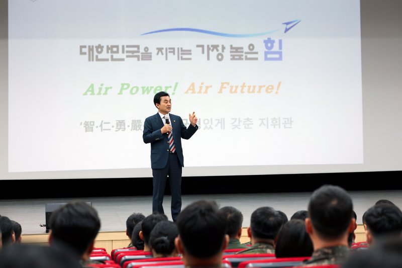 안규백 국방부 장관이 7일 강원 원주 공군 제8전투비행단에서 공군 전 대대장을 대상으로 지휘역량 강화를 위한 특별강연을 실시하고 있다. 국방부 제공
