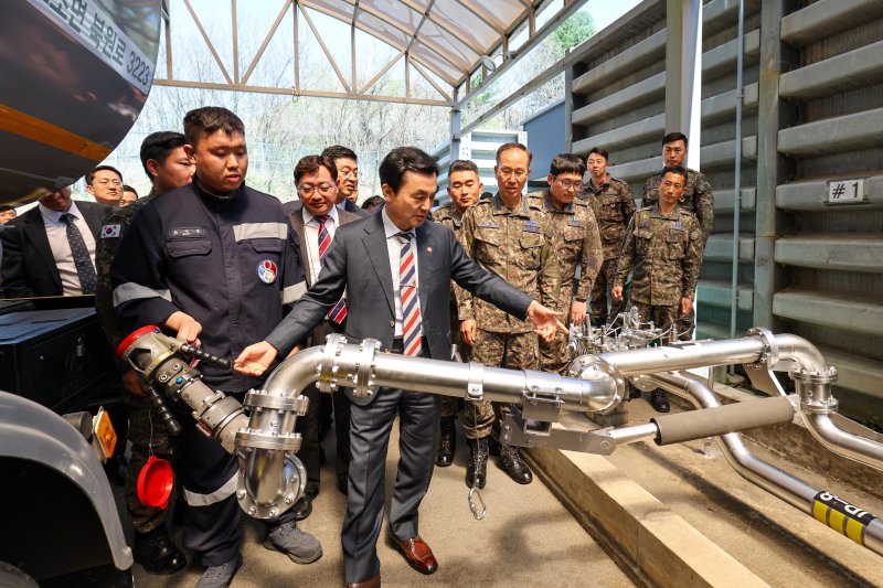 안규백 국방부 장관이 7일 강원 원주 공군 제8전투비행단 기지 내 유류저장시설에서 운영현황과 에너지 절감 추진 상황을 점검하고 있다. 국방부 제공