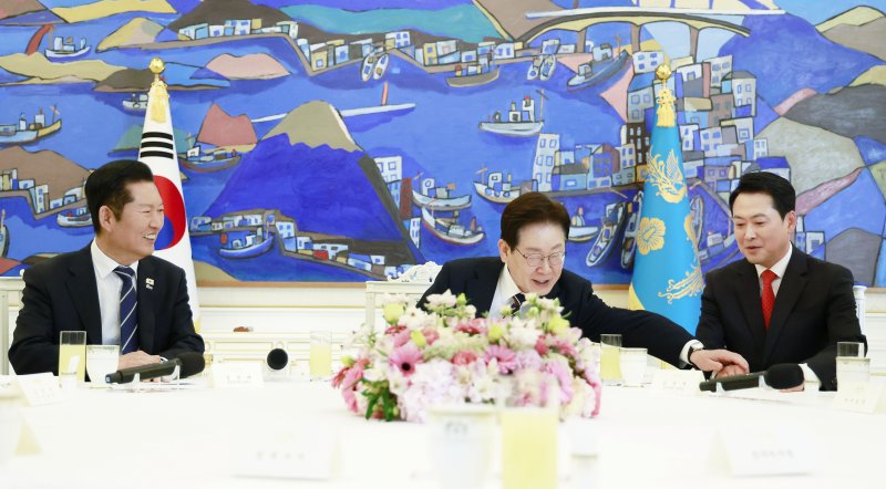 이재명 대통령이 7일 청와대에서 열린 여야정 민생경제협의체 회담 및 오찬에서 장동혁 국민의힘 대표에게 발언을 권유하고 있다. (청와대통신사진기자단) 2026.4.7 ⓒ 뉴스1 이재명 기자