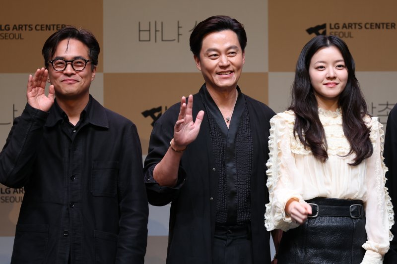 손상규 연출(왼쪽부터), 배우 이서진, 고아성이 지난 7일 서울 강서구 LG아트센터에서 열린 '바냐 삼촌' 제작발표회에서 포즈를 취하고 있다. 연합뉴스