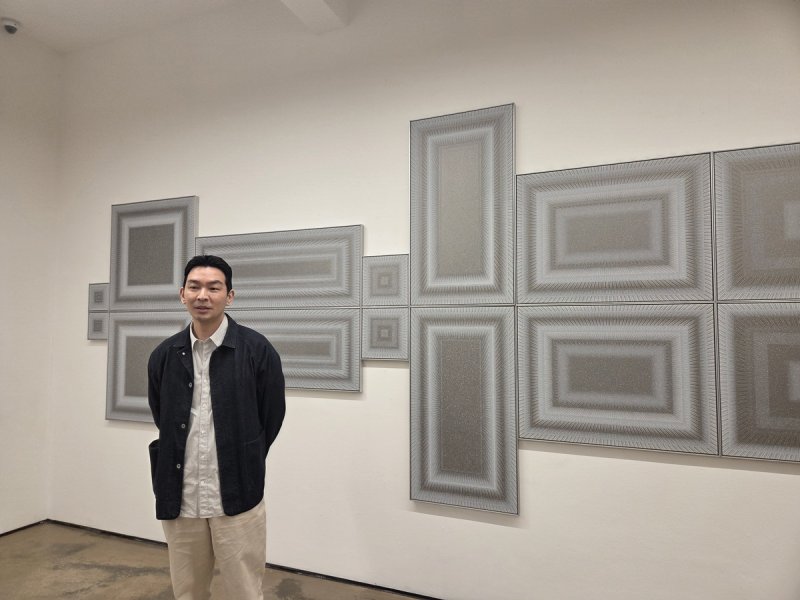 지근욱 작가가 지난 7일 서울 종로구 소격동 학고재에서 작품에 대해 설명하고 있다. 연합뉴스