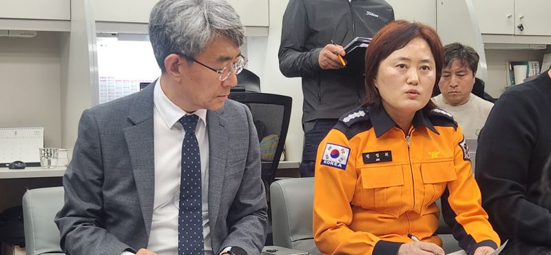 김흥준 대구시 보건의료정책과장(왼쪽)과 진정희 대구소방안전본부 소방구조구급과장이 7일 대구시청 동인청사 기자실에서 '고위험 임산부 의료기관 미 수용 사고' 관련에 대해 설명하고 있다. 김장욱 기자