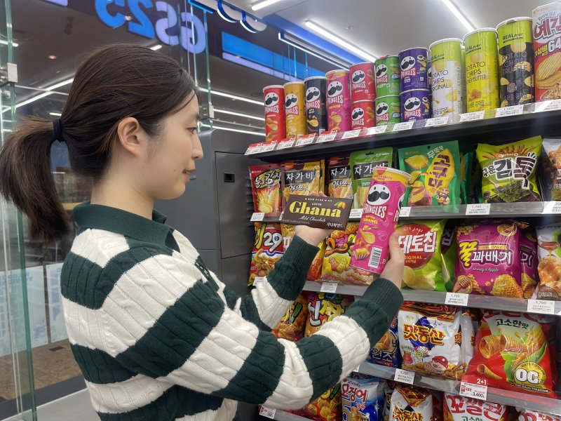 [서울=뉴시스] SNS에서 '프링글스 초코블럭' 이 인기를 얻으며 유통업계에서는 레시피에 사용되는 감자칩과 초코릿의 판매량이 늘어났다. (사진= GS25제공) 2026.04.07. photo@newsis.com *재판매 및 DB 금지