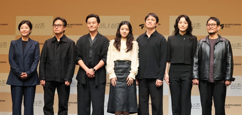 배우 이서진, 고아성 등이 지난 7일 서울 강서구 마곡동 LG아트센터 서울에서 열린 연극 '바냐 삼촌' 제작발표회에서 기념촬영을 하고 있다. 연극 '바냐 삼촌'은 오는 5월 7일부터 5월 31일까지 서울 강서구 LG아트센터 서울 시그니처홀에서 공연된다. 왼쪽부터 이현정 LG아트센터장, 손상규 연출가, 이서진, 고아성, 양종욱, 이화정, 김수현. 뉴스1