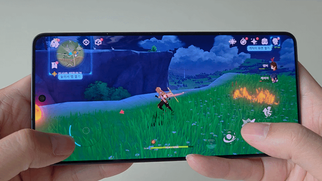 갤럭시 S26 울트라로 ‘원신: 공월의 노래’를 하는 모습. 사진=구자윤 기자