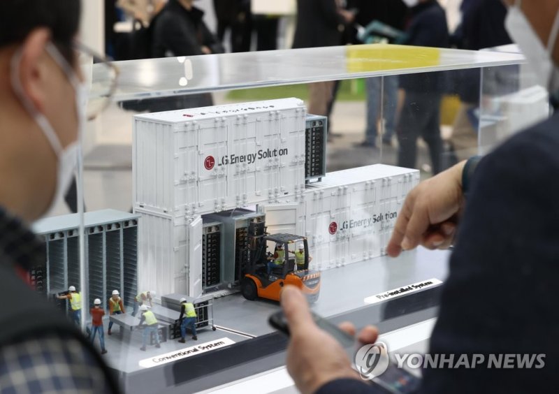ESS 모형 전시된 LG에너지솔루션 부스 (출처=연합뉴스)