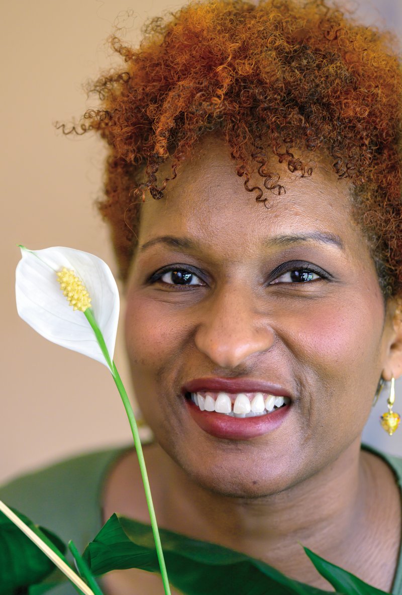 미국 뉴저지주에 사는 토냐 메이 아벤트는 아버지가 갑자기 세상을 떠난 직후 지인으로부터 '스파티필룸'이라는 식물을 선물 받았다. 새 화분을 사서 흙도 갈아주고 꼬박꼬박 물도 주었더니, 화분 속 푸른 이파리 사이로 하얀 무엇인가가 삐쭉 올라왔다. 꽃이었다. 그 꽃은 삶이 계속되고 있음을 일깨워주는 달콤한 상징과도 같았다.