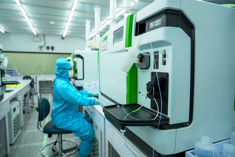 SK트리켐 분석실에서 연구원이 작업하는 모습.