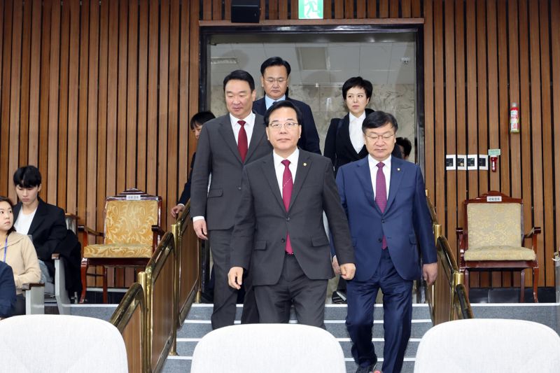 국민의힘 송언석 원내대표(가운데), 정점식 정책위의장(오른쪽), 정희용 사무총장이 7일 국회에서 열린 원내대책회의에 입장하고 있다. 사진=박범준 기자