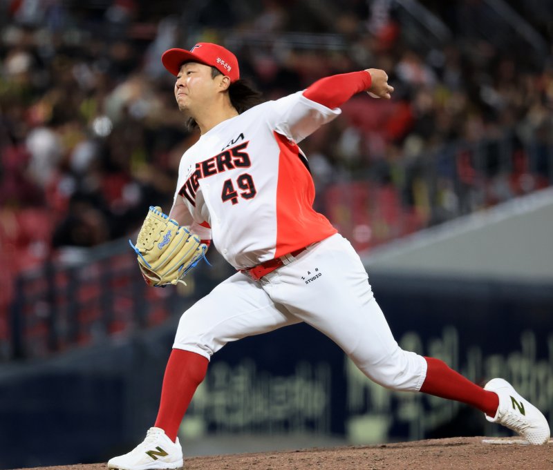 삼성 라이온즈와 KIA 타이거즈의 경기. KIA 김범수가 7회초에 투구하고 있다.연합뉴스