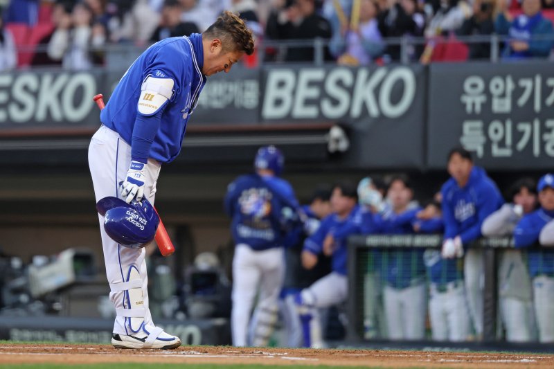 7일 KIA전 1회초 첫 타석에 앞서 KIA 팬들을 향해 인사하는 최형우(삼성).삼성라이온즈 제공