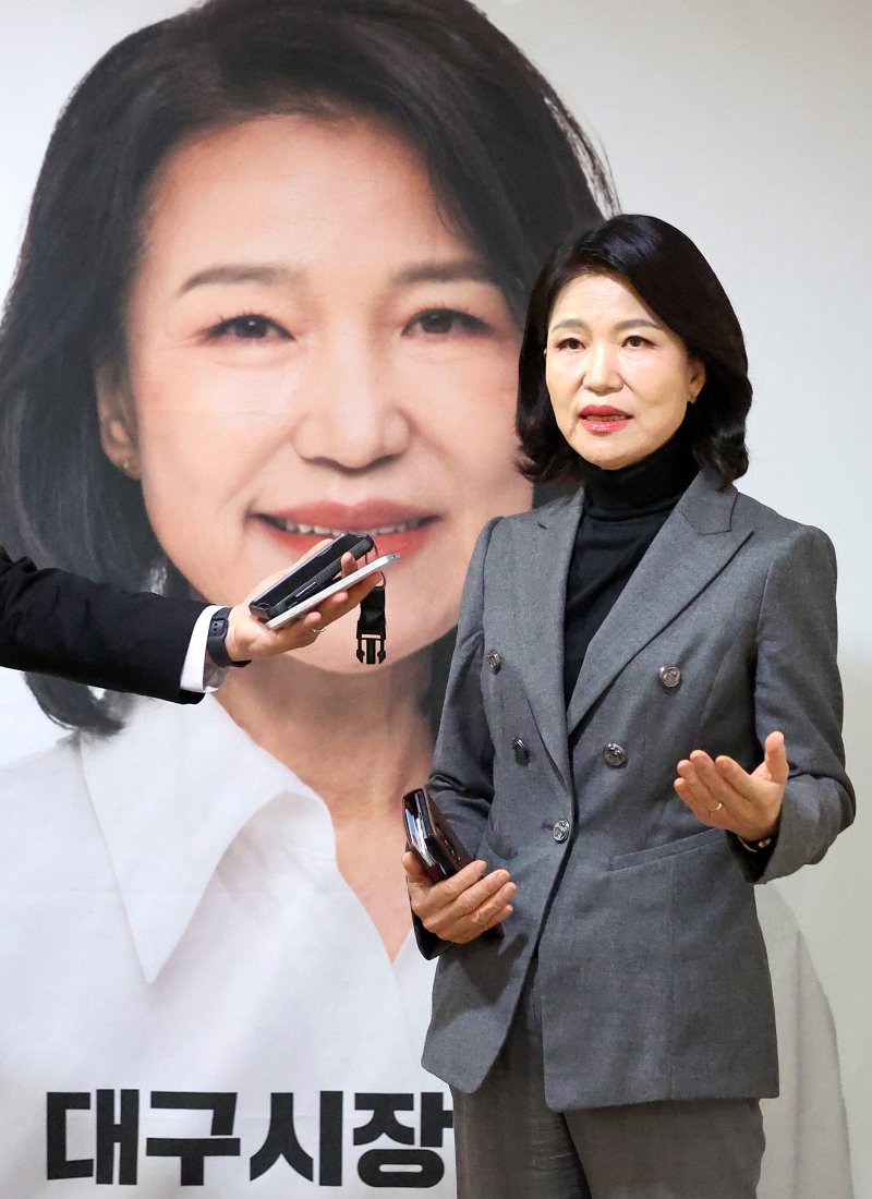 [대구=뉴시스] 이무열 기자 = 국민의힘 대구시장 경선에서 컷오프(공천 배제)된 이진숙 전 방송통신위원장이 6일 대구 중구 캠프 사무실에서 취재진 질문에 답하고 있다. 2026.04.06. lmy@newsis.com