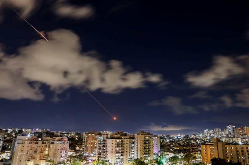 7일(현지시간) 이스라엘 아슈켈론에서 이란 미사일이 요격되고 있는 모습.로이터연합뉴스