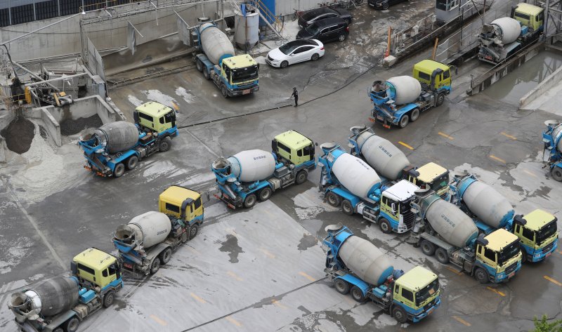 경기 안양시의 한 레미콘 공장에 레미콘 차량들이 분주하게 움직이고 있다. 2022.6.7 ⓒ 뉴스1 김영운 기자