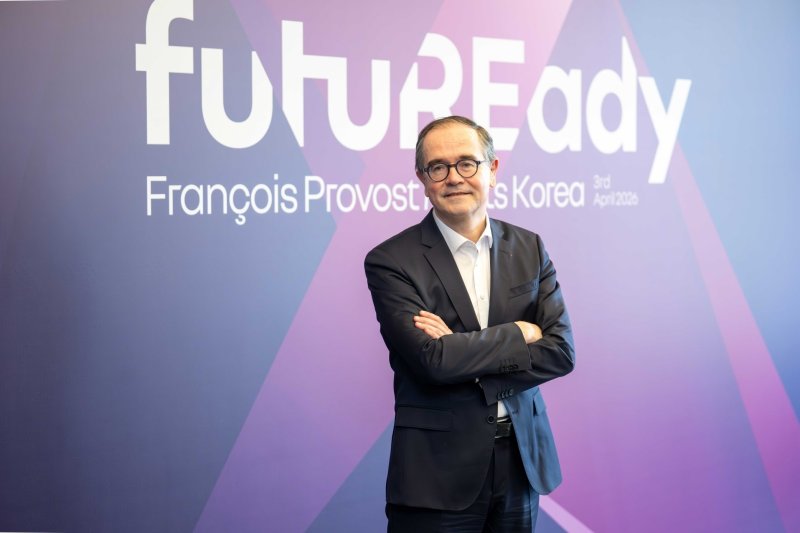 프랑수아 프로보 르노그룹 회장이 3일 서울 서초구 JW메리어트 호텔에서 열린 미디어 라운드 테이블에서 지난달 발표한 그룹 중장기 전략 '퓨처레디(futuREady) 플랜'을 한국 취재진에 설명한 뒤 기념 사진을 촬영한 모습(르노코리아 제공). 2026.4.3.