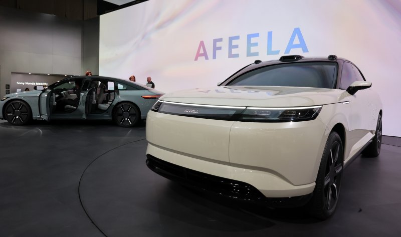세계 최대 IT(정보기술)·가전 전시회 'CES 2026'가 열린 지난 1월 미국 네바다주 라스베이거스 컨벤션센터(LVCC)에서 소니혼다모빌리티 부스를 찾은 관람객들이 차세대 전기차 '아필라'를 살펴보고 있는 모습. 2026.1.7 ⓒ 뉴스1 황기선 기자