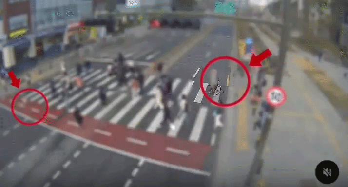 횡단보도를 건너던 5살 아이가 자전거를 탄 중학생과 충돌했지만, 중학생 측이 책임을 부인하고 있다는 사연이 온라인에서 확산되고 있다./사진=엑스 갈무리