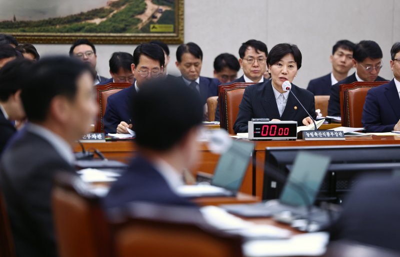 [서울=뉴시스] 김명년 기자 = 송미령 농림축산식품부 장관이 2일 오후 서울 여의도 국회에서 열린 농림축산식품해양수산위원회 전체회의에서 의원 질의에 답변하고 있다. 2025.04.02. kmn@newsis.com