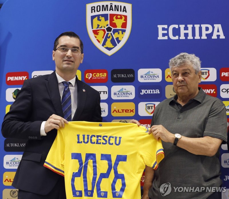 2024년 8월 루마니아 축구대표팀 사령탑을 맡았던 미르체아 루체스쿠 감독(오른쪽) (출처=연합뉴스)