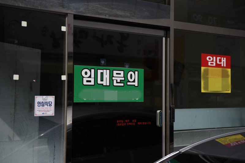 7일 오전 여수 학동 한 상가에 임대 문의가 걸려있다. ⓒ 뉴스1 김성준 기자